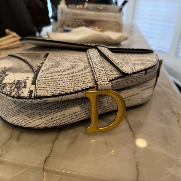 Dior White and Black Newspaper Print Saddle Bag - Picture 3 of 7